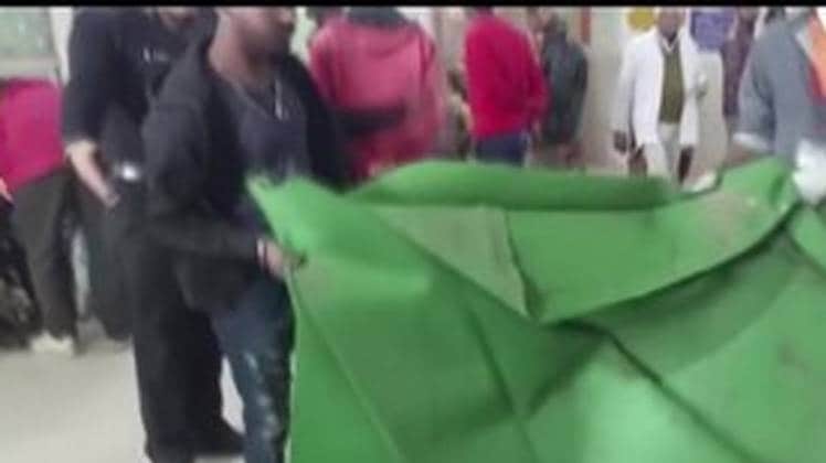 कालीन बिछाने पर मचा बवाल (फोटो-ANI)