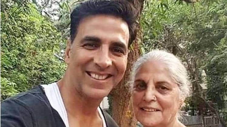 अक्षय कुमार अपनी मां के साथ 
