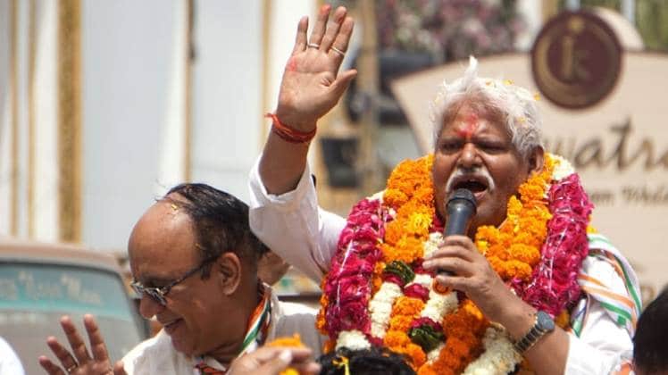 कांग्रेस ने पूर्व सांसद महाबल मिश्रा के बेटे विनय मिश्रा ने अभी हाल ही में AAP से जुड़े थे