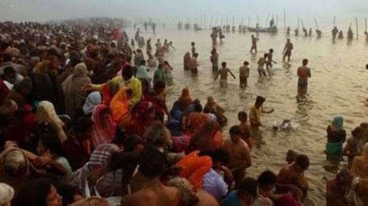 मकर संक्रांति पर गंगा स्नान के लिए उमड़े लोग
