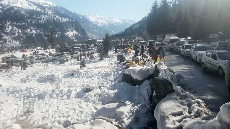 मनाली में लगा जाम (तस्वीर- PTI)