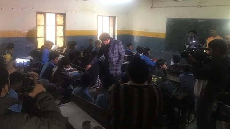 सरकारी स्कूल पहुंचे मनोज तिवारी (Photo- Aajtak)