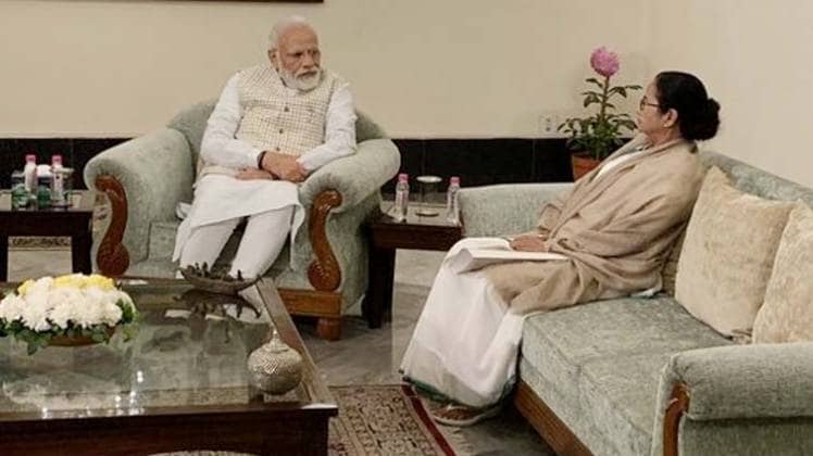 कोलकाता पहुंचे प्रधानमंत्री मोदी से मिलीं सीएम ममता बनर्जी(फोटो-Twitter/@PMOIndia)