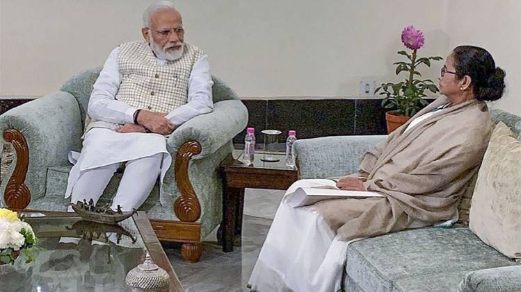 पीएम मोदी के साथ बंगाल की मुख्यमंत्री ममता बनर्जी (फोटो-PTI)