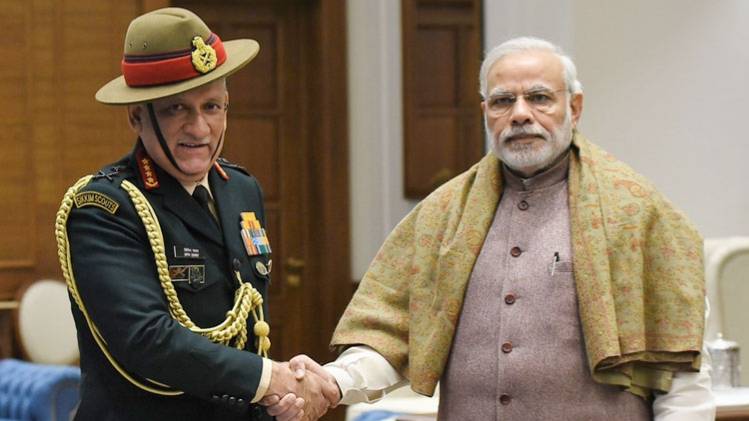 जनरल बिपिन रावत के साथ पीएम नरेंद्र मोदी (फाइल फोटो)