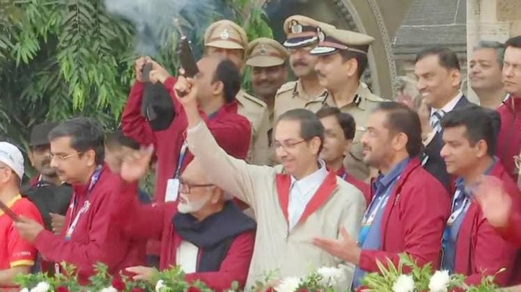 मुंबई मैराथन को फ्लैग ऑफ करते मुख्यमंत्री उद्धव ठाकरे (फोटोः ANI)