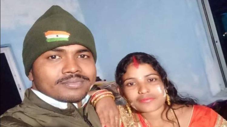 कॉन्स्टेबल चंद्रभूषण प्रसाद अपनी पत्नी मधु के साथ (फाइल फोटो) 