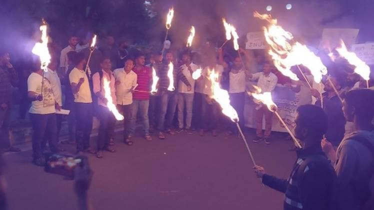 मैसूर यूनिवर्सिटी के बाहर विरोध प्रदर्शन (फोटो-नोलान पिंटो)