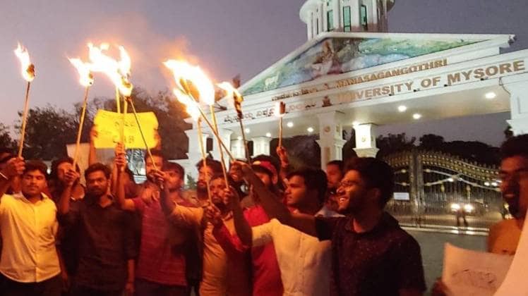 मैसूर विश्विविद्यालय के बाहर प्रदर्शन करते छात्र (फोटो-आजतक)