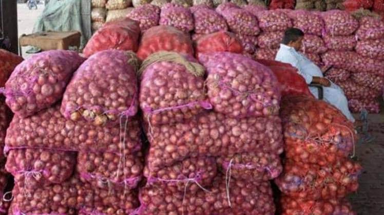 Onion price fall प्याज के दाम में भारी गिरावट आ गई है (फाइल फोटो)