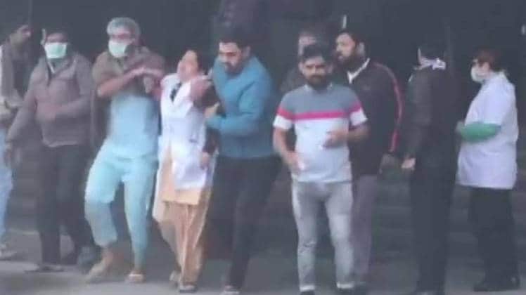 नोएडा सेक्टर-24 के ईएसआई अस्पताल में आग लगी (ANI)