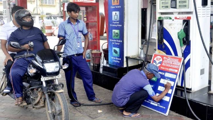 Petrol/Diesel Price Today: शुक्रवार को लगातार दूसरे दिन घटे तेल के दाम