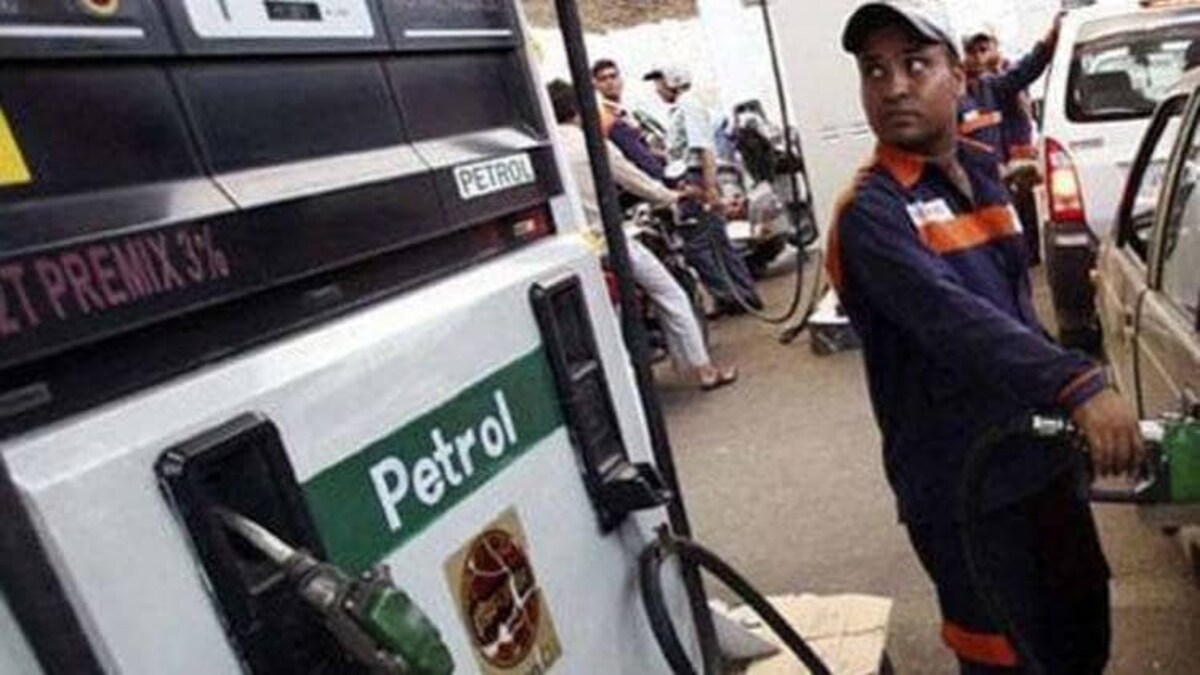 लगातार दूसरे दिन घटे पेट्रोल-डीजल के दाम, जानें कितना हुआ प्रमुख शहरों में रेट - petrol diesel prices decreased second consecutive day know rates delhi major cities dat - AajTak