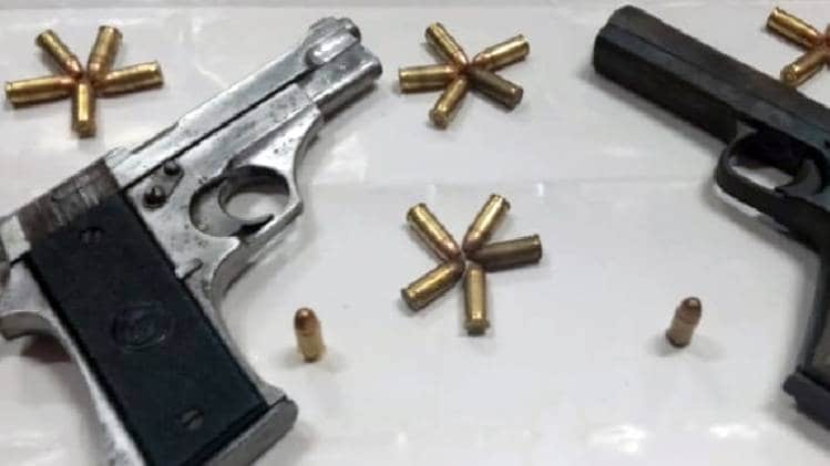 प्रदर्शनकारियों ने शख्स की पिस्टल छीन कर उसे भगा दिया (सांकेतिक तस्वीर)