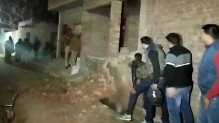 पुलिस ने आरोपी का घर चारो तरफ से घेरा (Courtesy- ANI)