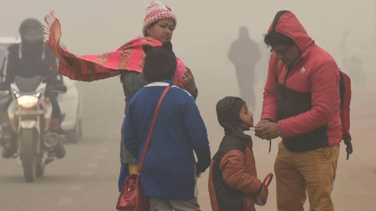 ठंड और प्रदूषण की मार से दिल्ली के लोग परेशान (PTI)
