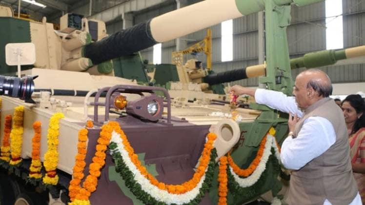  K-9 वज्र तोप की पूजा करते रक्षामंत्री राजनाथ सिंह (Courtesy- Twitter)