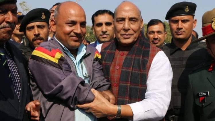 सेना के पूर्व कर्मचारियों के साथ रक्षा मंत्री राजनाथ सिंह