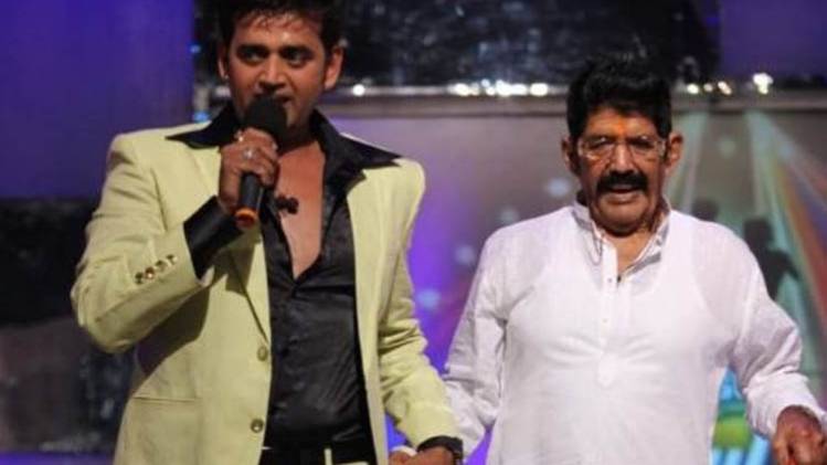 अपने पिता श्याम नारायण शुक्ल के साथ रवि किशन (फाइल फोटो)