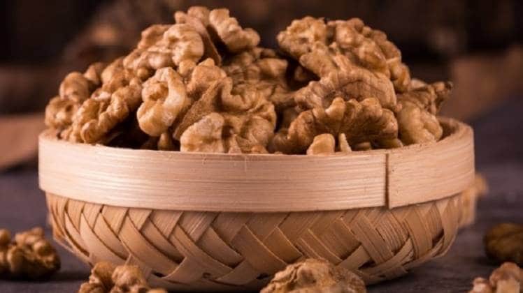 सैचुरेटेड फैट की जगह अखरोट का सेवन करने वाले लोगों का स्वास्थ्य ज्यादा बेहतर पाया गया.