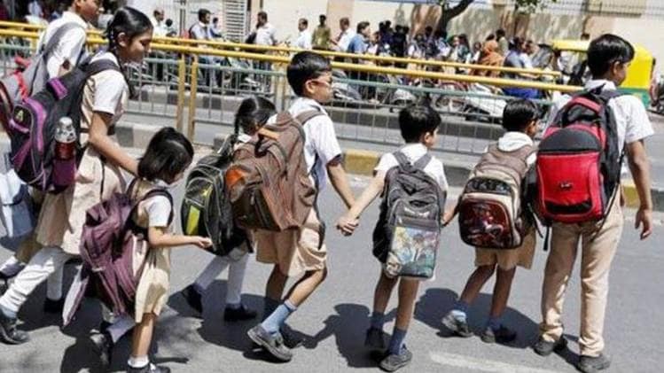 बैग के बोझ से टेढ़ी हो रही बच्चों की गर्दन, दर्द कर रही पीठ, सर्जन ने दिए  सुझाव - students suffering from chronic back and neck pain due to heavy  school bags tedu - AajTak