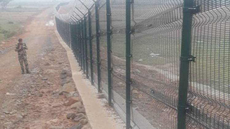 सिल्चर में लगाई गई स्टील फेन्स