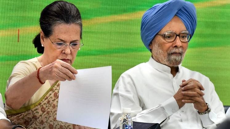 कांग्रेस अध्यक्ष सोनिया गांधी और पूर्व पीएम मनमोहन सिंह 