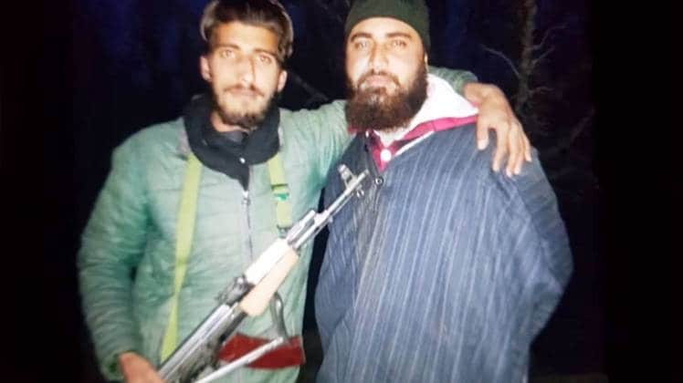 आतंकी काफियतुल्लाह (AK- 47 लिए) और नवीद मुश्ताक