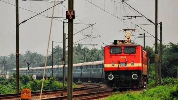 रेलवे की पैसेंजर ट्रेन से होने वाली आय गिरी