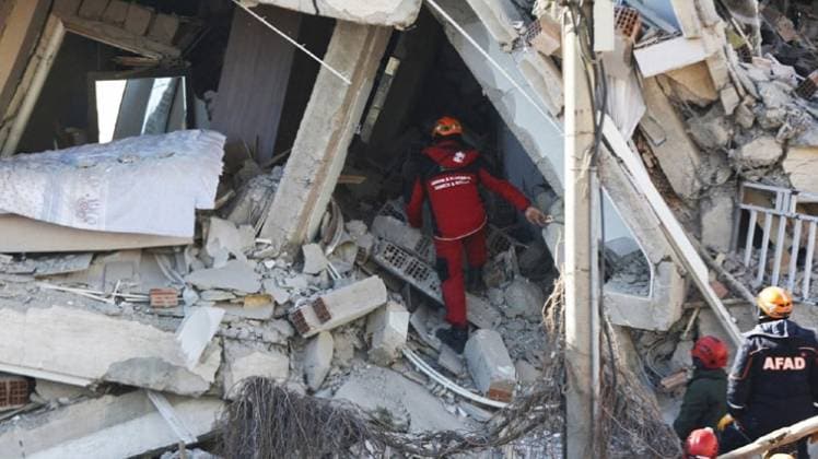 तुर्की में भूकंप से अब तक करीब 3 दर्जन लोगों की मौत हो चुकी है (फोटो-AP)
