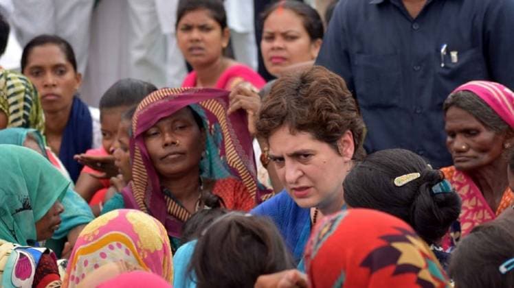 सोनभद्र हत्याकांड के पीड़ितों से मिलने पहुंचीं थीं प्रियंका गांधी (फोटो-IANS)