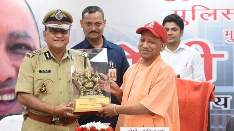 यूपी के पुलिस महानिदेशक ओपी सिंह और सीएम योगी आदित्यनाथ (फाइल फोटो-IANS)