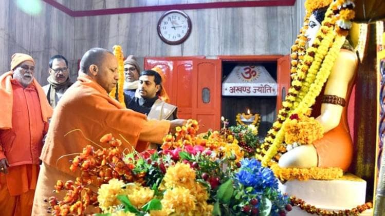 गोरखनाथ मंदिर में CM योगी आदित्यनाथ (फाइल फोटो)