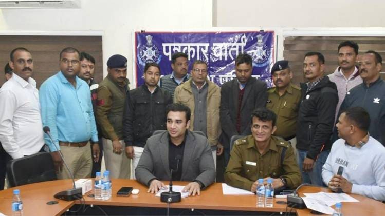 पुलिस की गिरफ्त में आरोपी