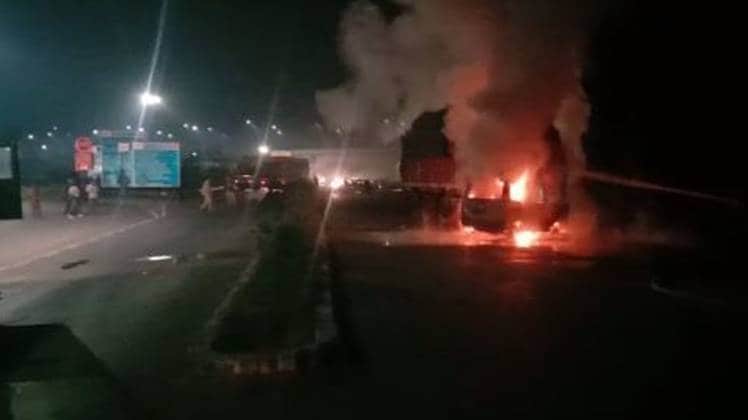 लखनऊ एक्सप्रेस-वे पर भीषण हादसा, ट्रक से टकराकर वैन में लगी आग