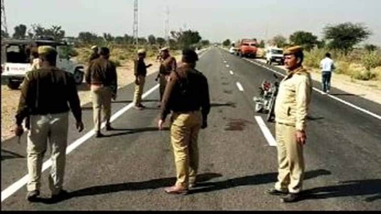 सड़क हादसे में मोटरसाइकिल सवार बेटे की मौत