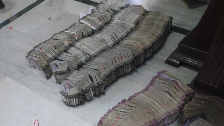 एंटी करप्शन ब्यूरो के छापे में बरामद रुपये (तस्वीर- आज तक)
