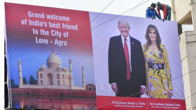 अमेरिकी राष्ट्रपति डोनाल्ड ट्रंप के स्वागत में आगरा में लगे होर्डिंग्स (फोटो-PTI)