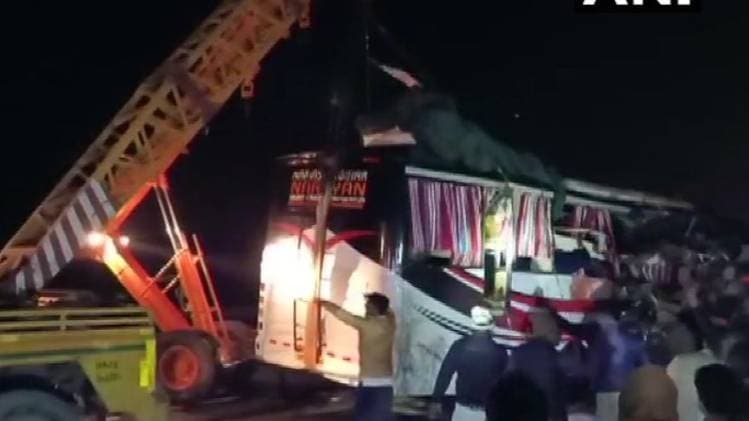 Agra-Lucknow Expressway Accident: आगरा-लखनऊ एक्सप्रेस वे पर बड़ा हादसा