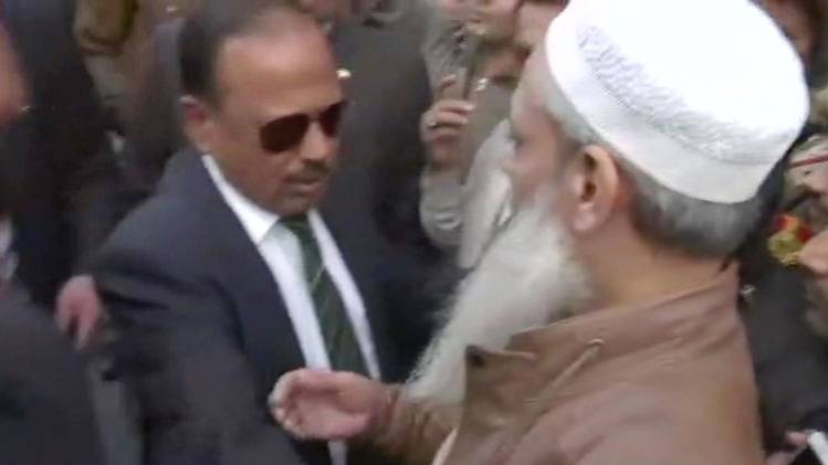 Delhi Violence: स्थानीय लोगों से बात करते अजीत डोभाल (फोटो-एएनआई)