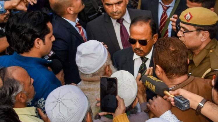 दिल्ली में हिंसा प्रभावित इलाकों का एनएसए अजीत डोभाल ने लिया जायजा