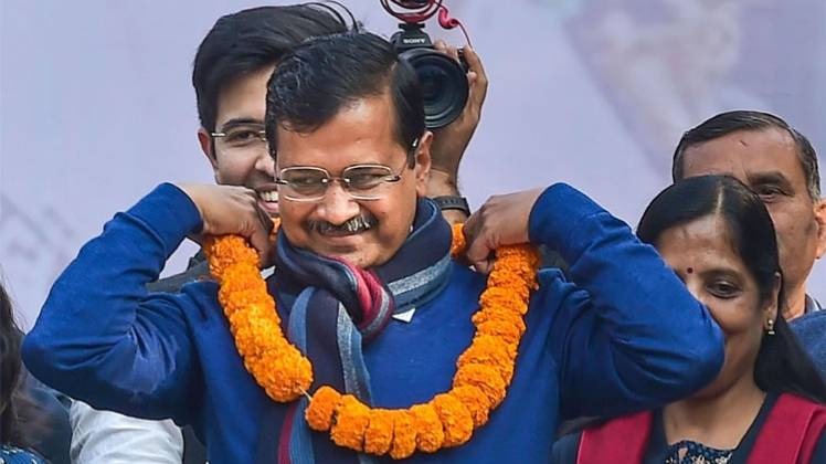अरविंद केजरीवाल को मिल रही है बधाई