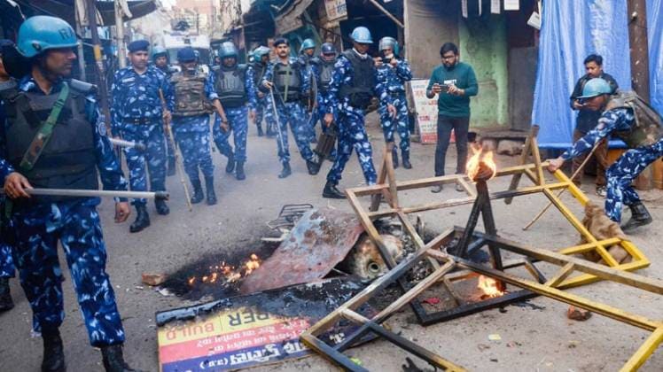 अलीगढ़ में रविवार को हुई थी आगजनी और पथराव की घटना (फोटो-PTI)