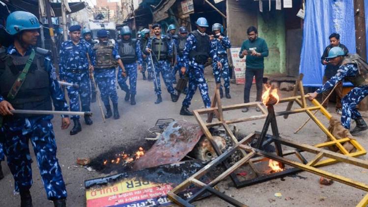 आगरा में प्रदर्शनकारियों और पुलिस में बवाल हुआ था (फाइल फोटो-PTI)