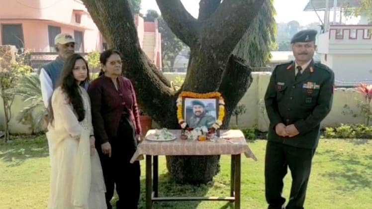 शहीद मेजर विभूति शंकर ढौंडियाल का परिवार