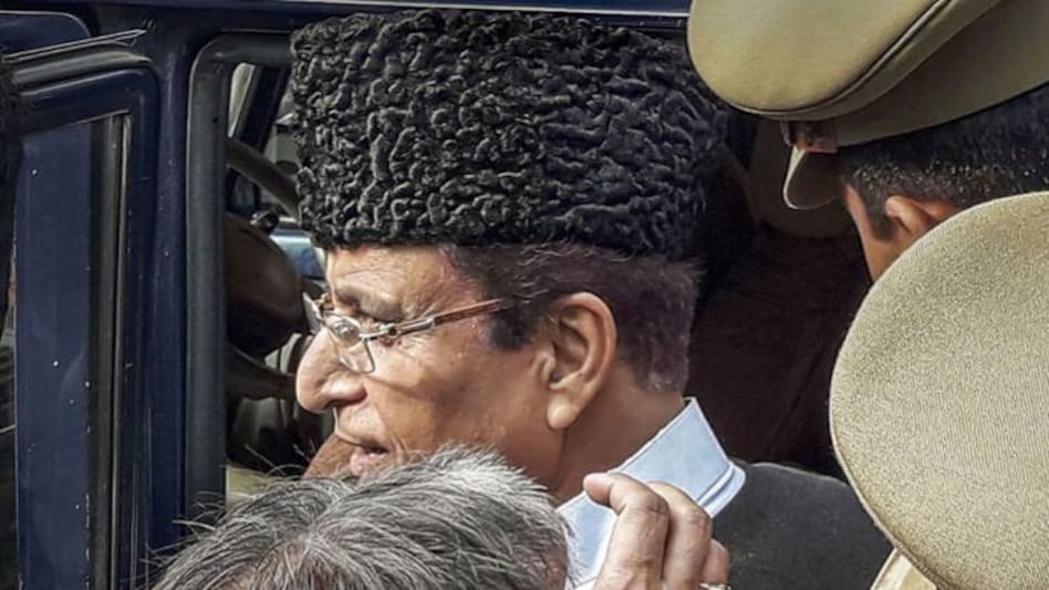 रामपुर से सीतापुर जेल में पत्नी और बेटे के साथ शिफ्ट किए गए आजम खान - rampur samajwadi party mp azam khan tanzeen fatima abdullah azam shahjahanpur jail - AajTak