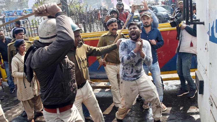 असफल अभ्यर्थियों ने सीबीआई जांच की मांग करते हुए प्रदर्शन किया (फोटो-ANI)