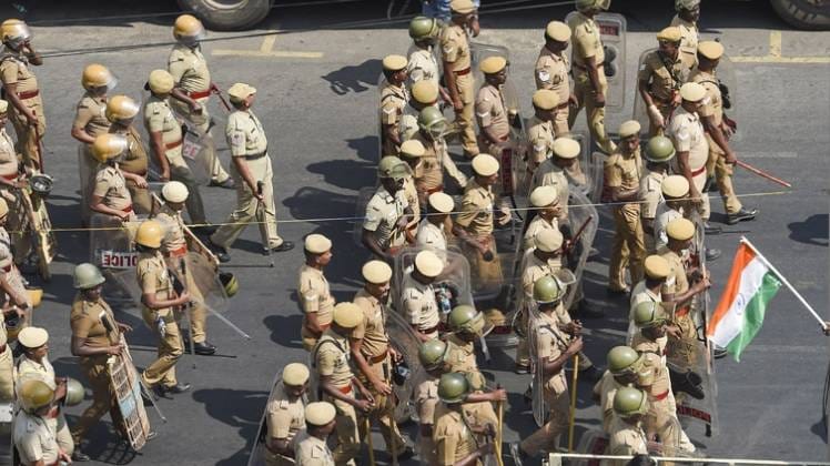 नागरिकता संशोधन कानून के खिलाफ प्रदर्शन के दौरान तैनात पुलिस बल (फोटो-PTI)