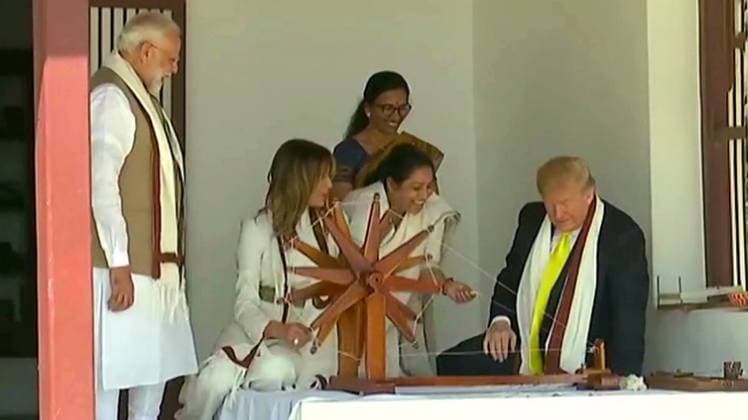 साबरमती आश्रम में चरखा चलाते हुए डोनाल्ड ट्रंप और मेलानिया (फोटो-ANI)