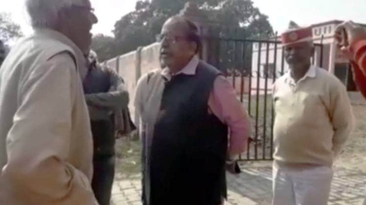 बलिया के CMO पर बदसलूकी का आरोप